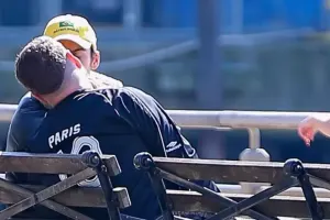 Küçədə öpüşərkən görüntüləndilər