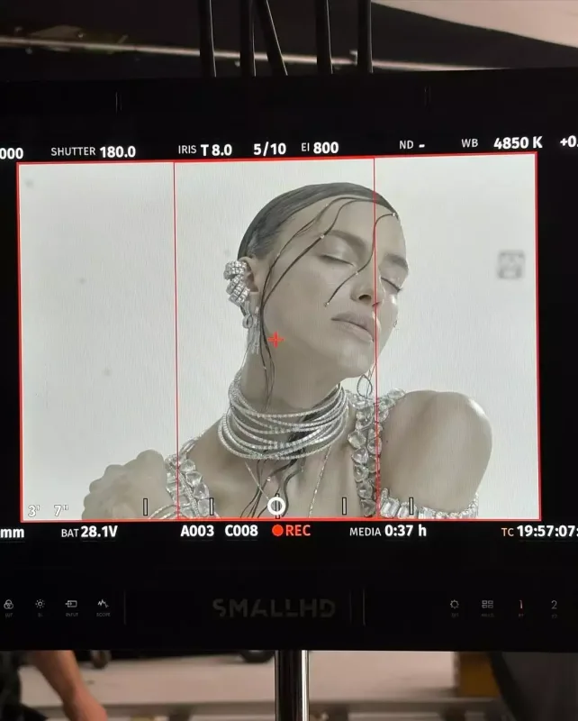 İrina kristallardan bikini geyindi