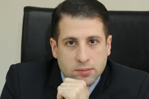 Rus dilində təhsil aldığına görə məhkəmə təxirə salındı