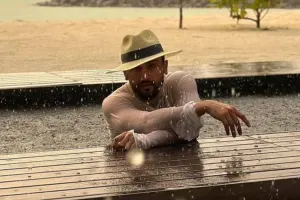 Coni yağışlı havada hovuzda