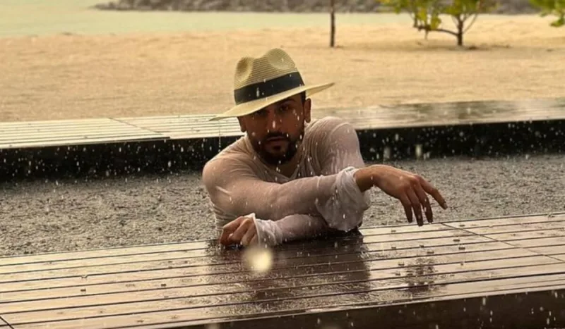 Coni yağışlı havada hovuzda