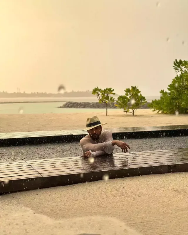 Coni yağışlı havada hovuzda