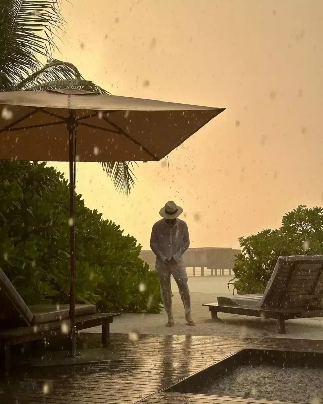 Coni yağışlı havada hovuzda