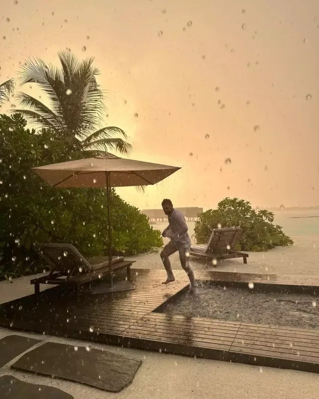 Coni yağışlı havada hovuzda