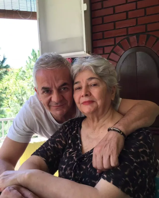 Bir ayda həm anasını, həm də atasını itirdi