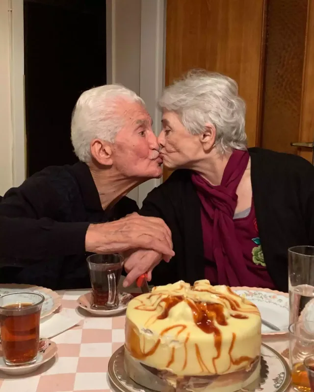 Bir ayda həm anasını, həm də atasını itirdi