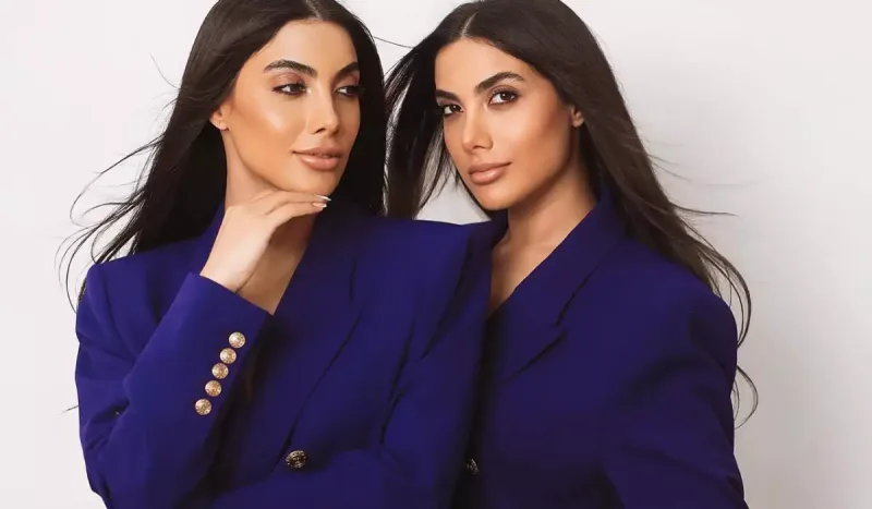 Əkizlərdən birinin üzü əyilir