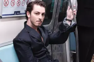 Boran metroda fotosessiya etdirdi