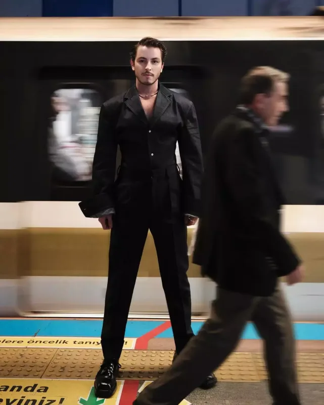 Boran metroda fotosessiya etdirdi