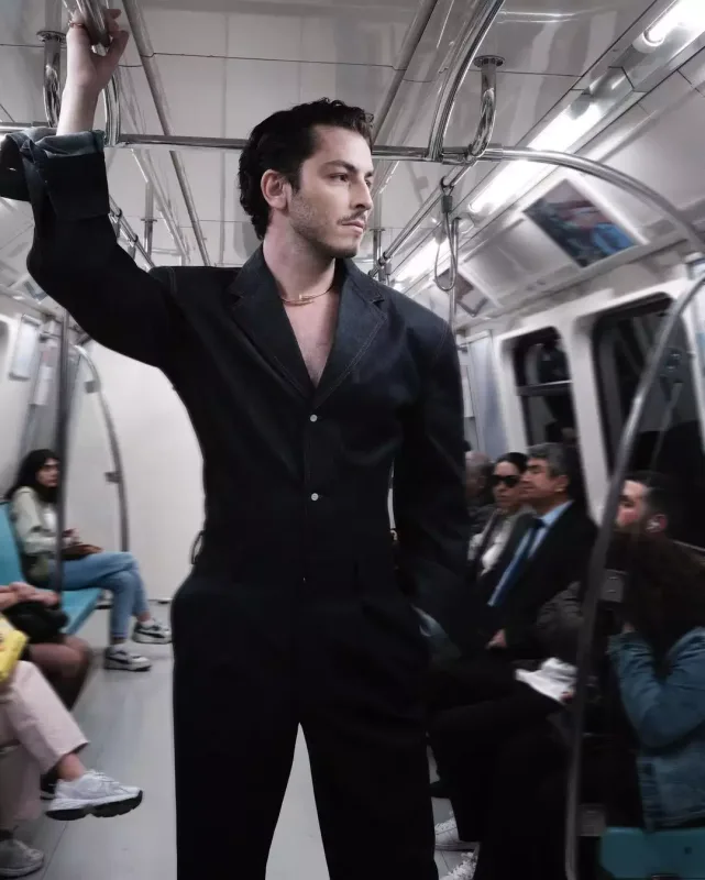 Boran metroda fotosessiya etdirdi