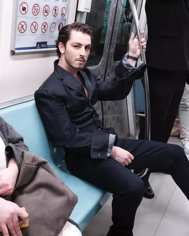 Boran metroda fotosessiya etdirdi