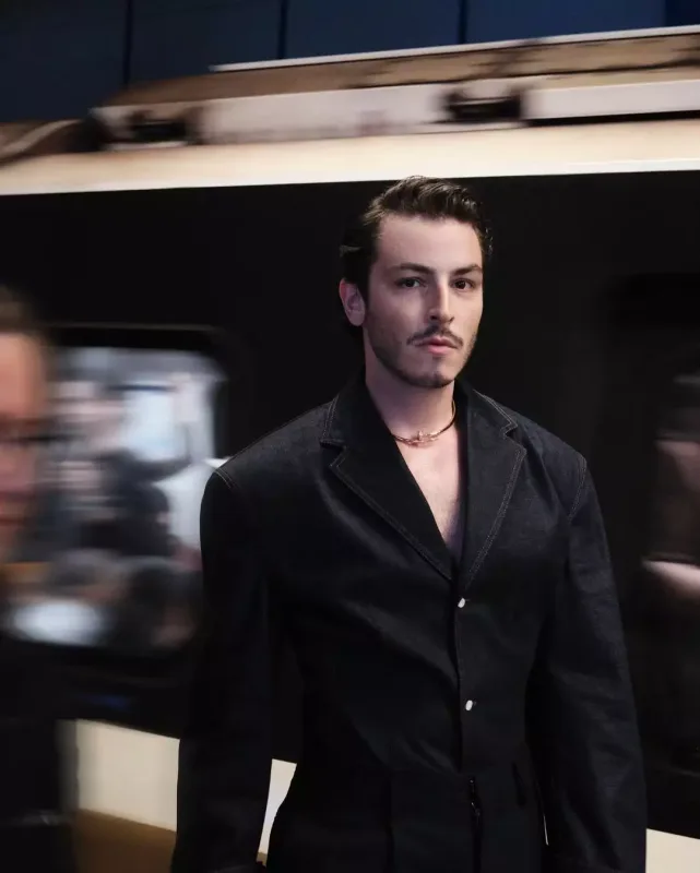 Boran metroda fotosessiya etdirdi