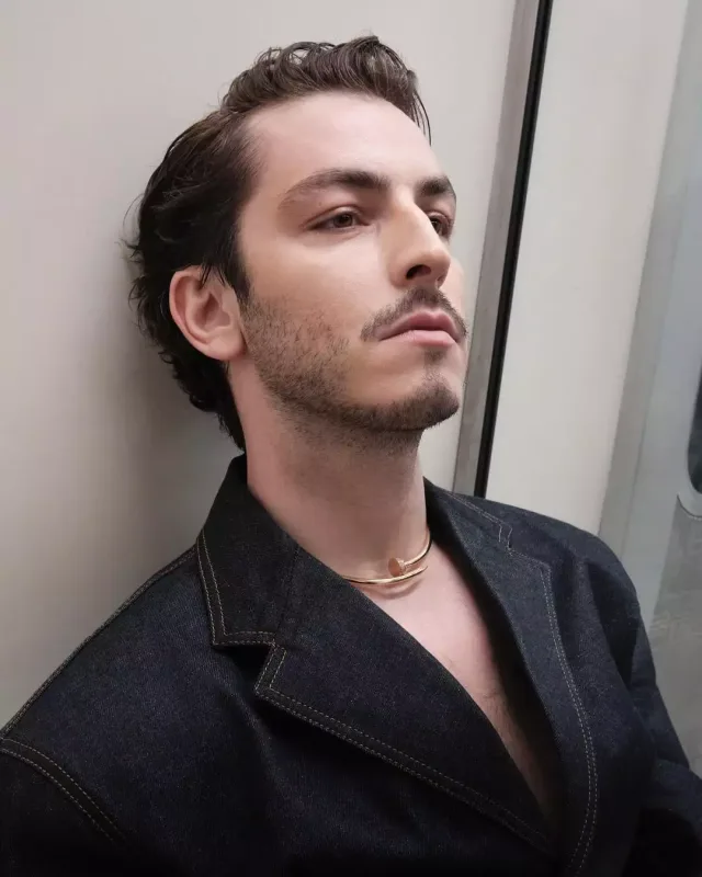 Boran metroda fotosessiya etdirdi