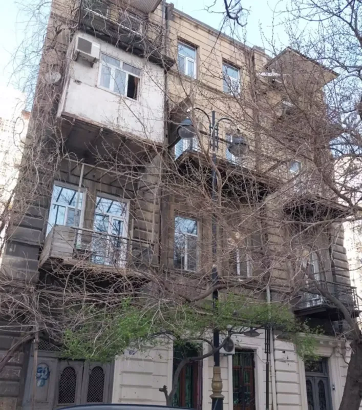 Aktyorun mənzilinin döşəməsi çökdü - Çətin vəziyyətdədir!