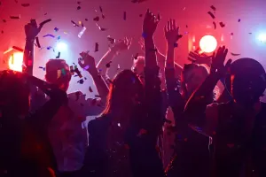 Axunddan 20 min oğurlayıb, gecə klubunda “yedi”