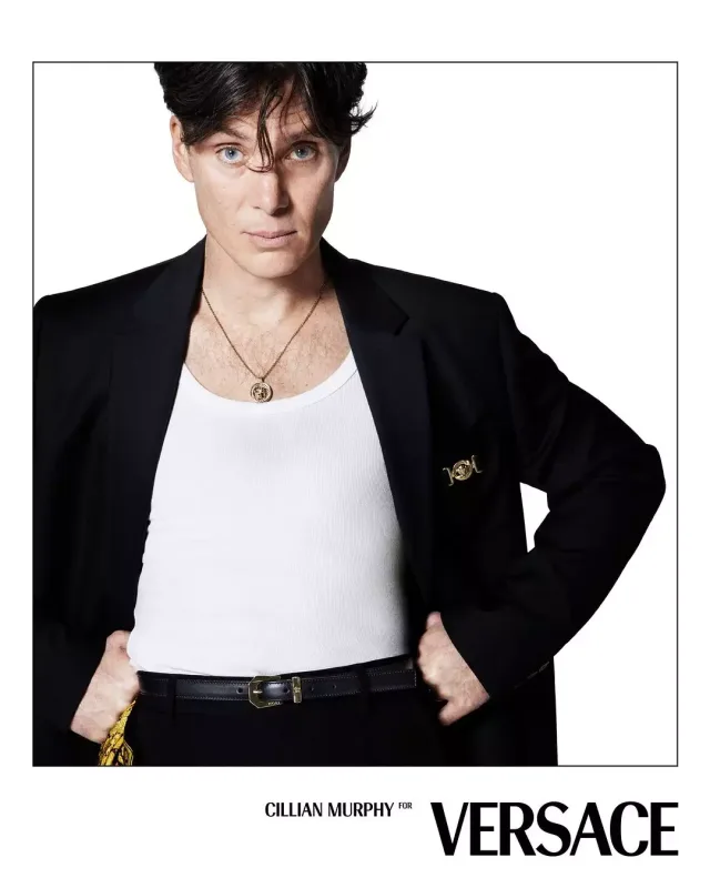 “Oppenheimer”in ulduzu “Versace”nin siması oldu