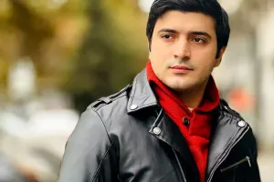 “Təyyarədə huşunu itirib yerə yıxıldı”