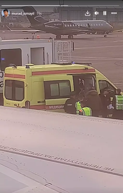 “Təyyarədə huşunu itirib yerə yıxıldı”