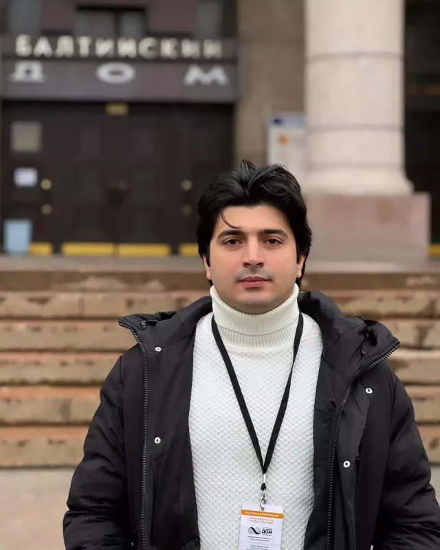 “Təyyarədə huşunu itirib yerə yıxıldı”