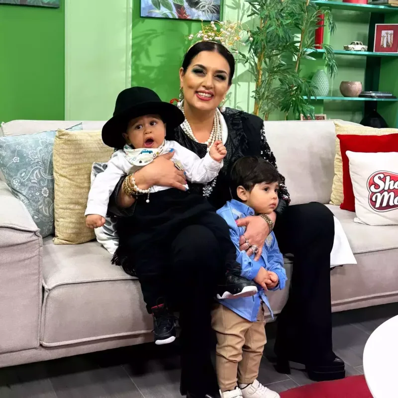 Elza Seyidcahan nəvələri ilə