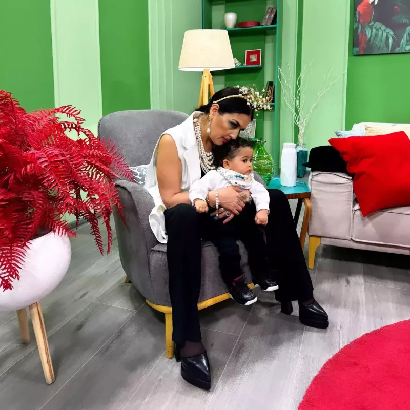 Elza Seyidcahan nəvələri ilə