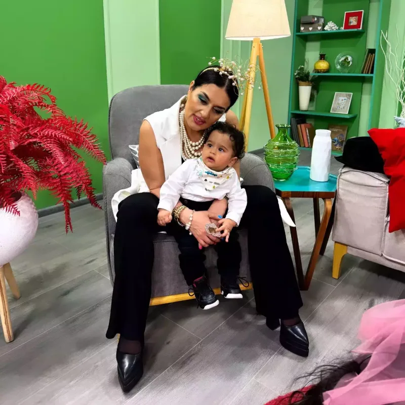 Elza Seyidcahan nəvələri ilə