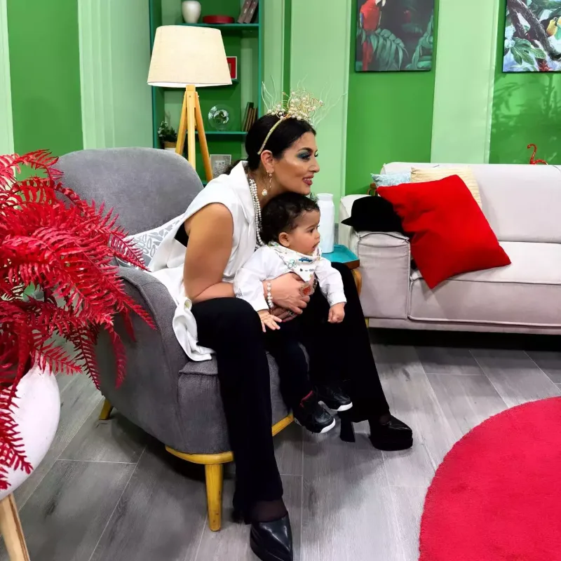 Elza Seyidcahan nəvələri ilə