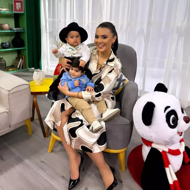 Elza Seyidcahan nəvələri ilə