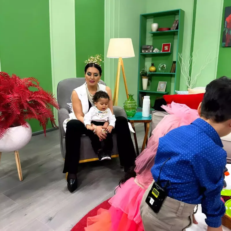 Elza Seyidcahan nəvələri ilə