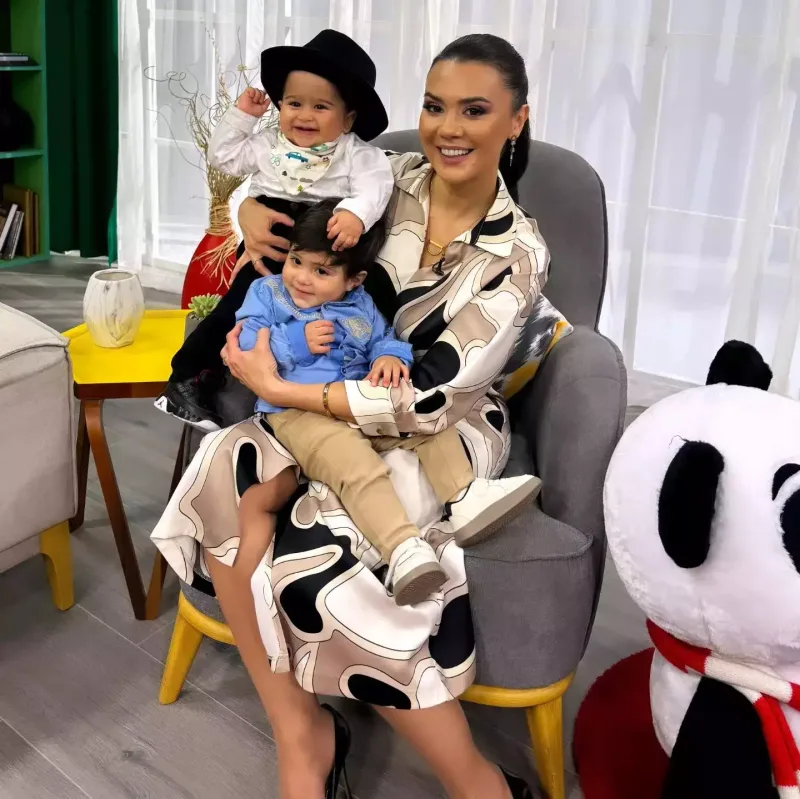 Elza Seyidcahan nəvələri ilə