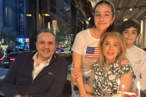 45 yaşını ailəsi ilə qeyd etdi