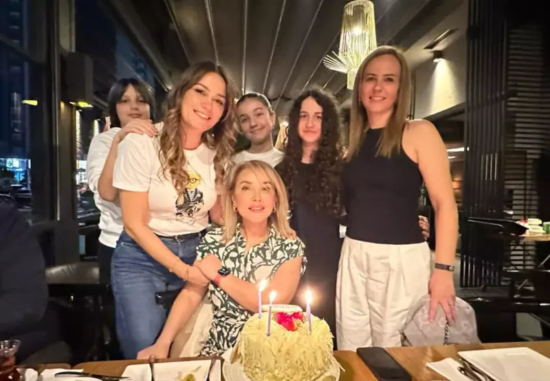 45 yaşını ailəsi ilə qeyd etdi