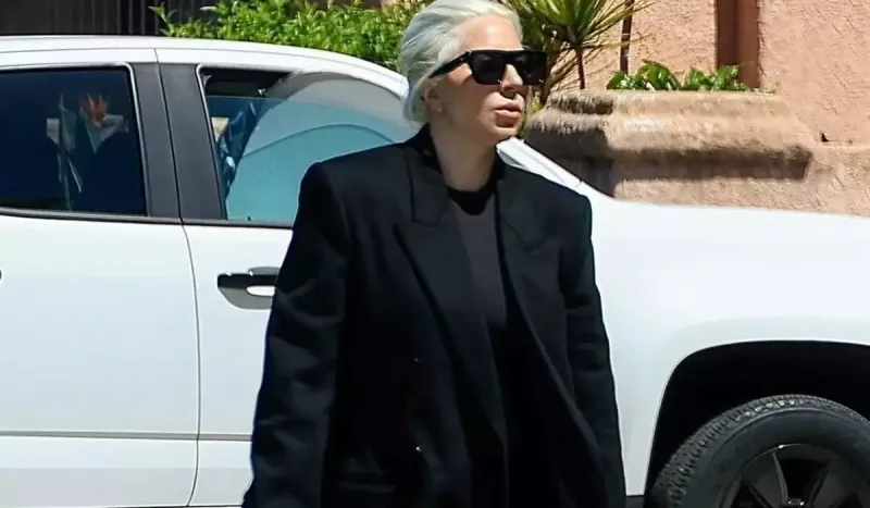 Ledi Qaqa küçədə görüntüləndi