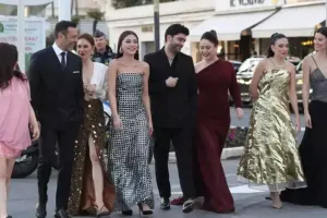 “Kızılcık şerbeti” aktyorları Kann küçələrində