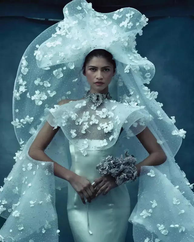 Zendaya gəlinlik geyindi