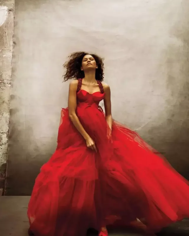 Zendaya gəlinlik geyindi