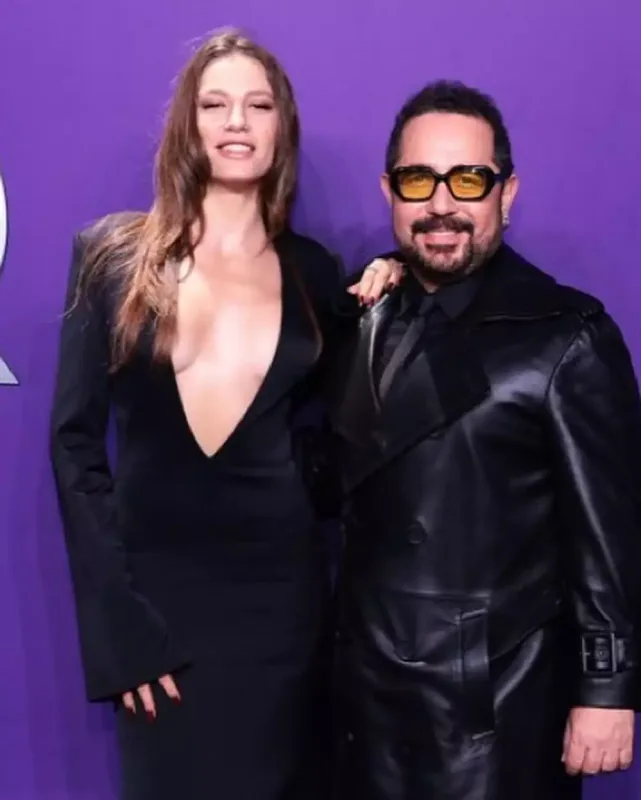 Serenay dərin dekolteli libası ilə gündəmdə