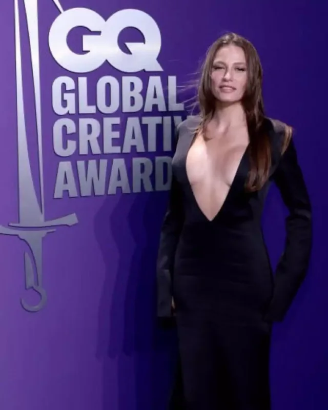 Serenay dərin dekolteli libası ilə gündəmdə