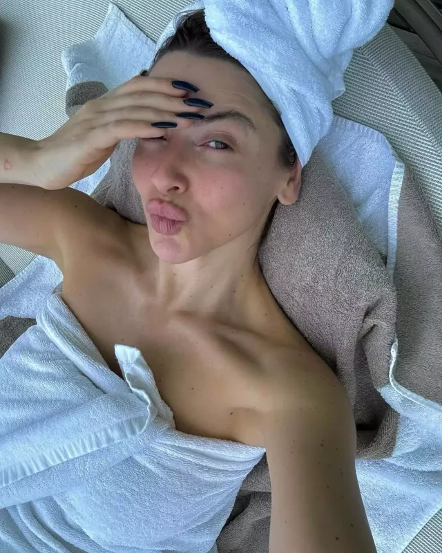 Hadisedən bikinili pozalar