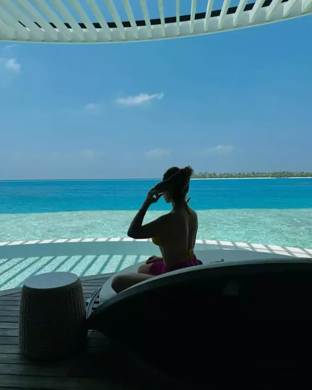 Hadisedən bikinili pozalar