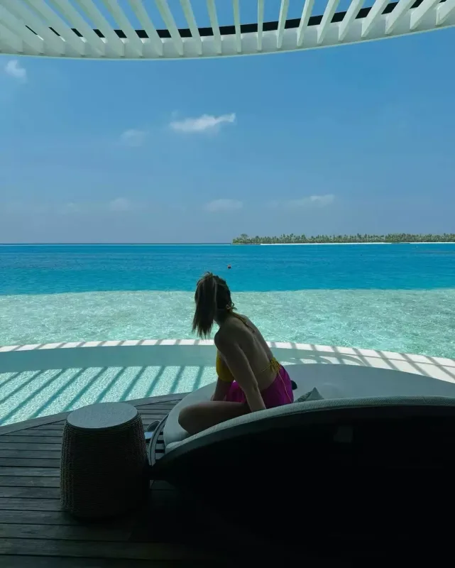 Hadisedən bikinili pozalar