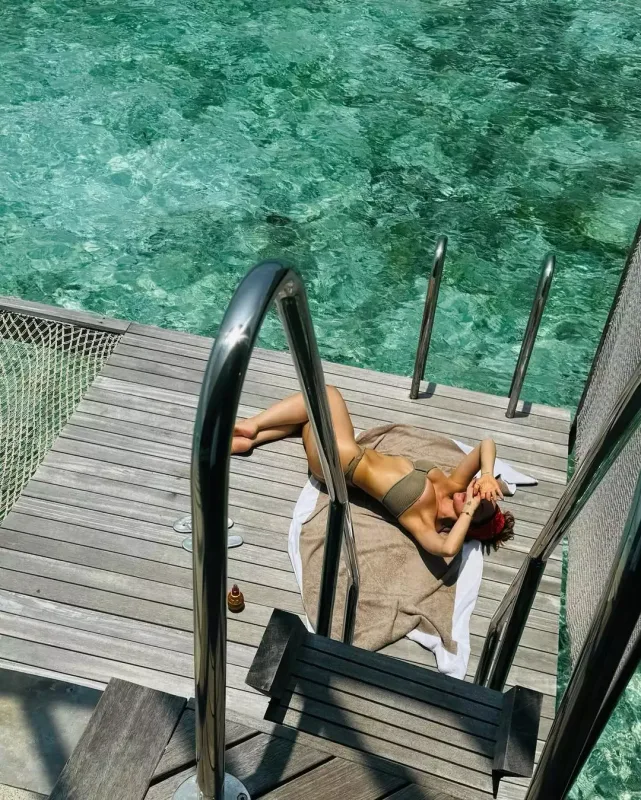 Hadisedən bikinili pozalar