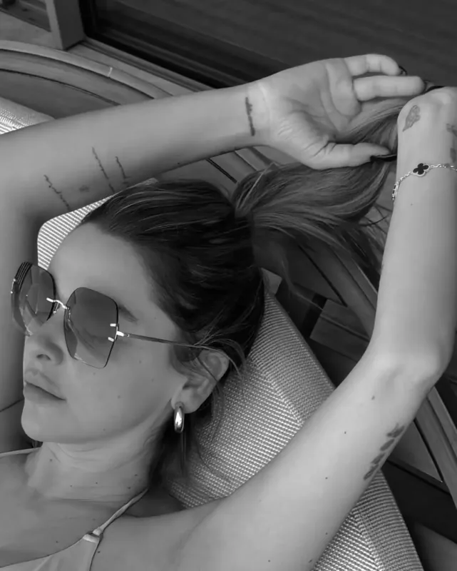 Hadisedən bikinili pozalar