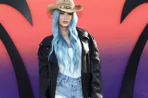 Meqan Koçellada mavi saçları ilə diqqət mərkəzində