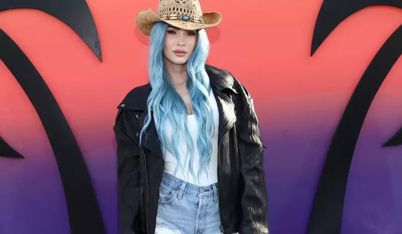 Meqan Koçellada mavi saçları ilə diqqət mərkəzində