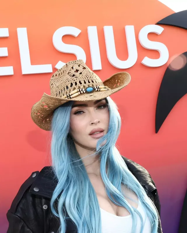 Meqan Koçellada mavi saçları ilə diqqət mərkəzində