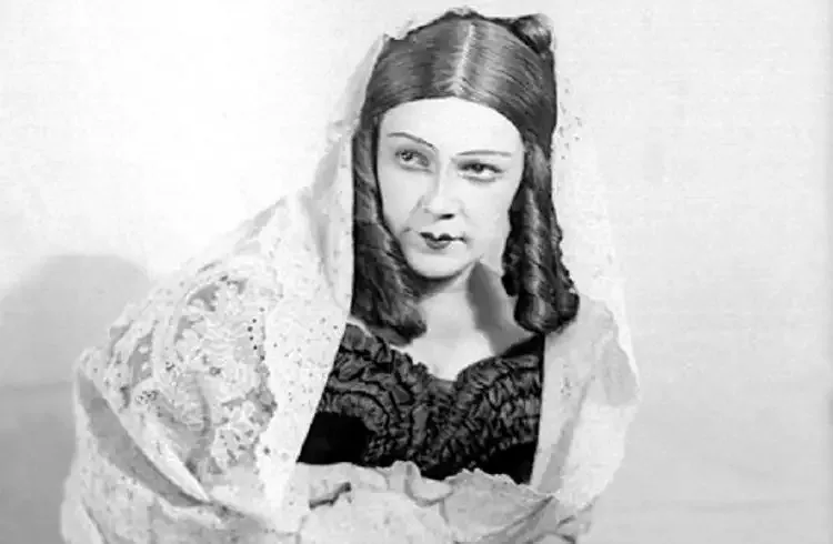 İlk peşəkar teatr təhsili görmüş aktrisamız