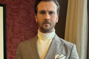 Aras “Gaddar”ın ulduzu ilə sevgilidir