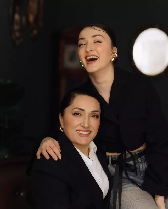 Günel ilk dəfə anasını göstərdi