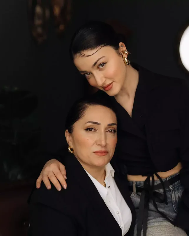 Günel ilk dəfə anasını göstərdi